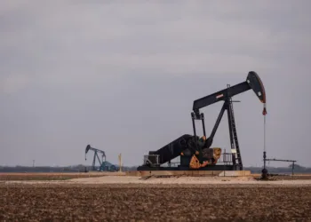 El petróleo trepa un 3% ante reactivación del conflicto en Medio Oriente y cierre de Ormuz
