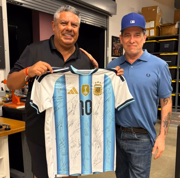 Andrés Calamaro visitó a la Selección Argentina en la previa de su partido ante Cabo Verde