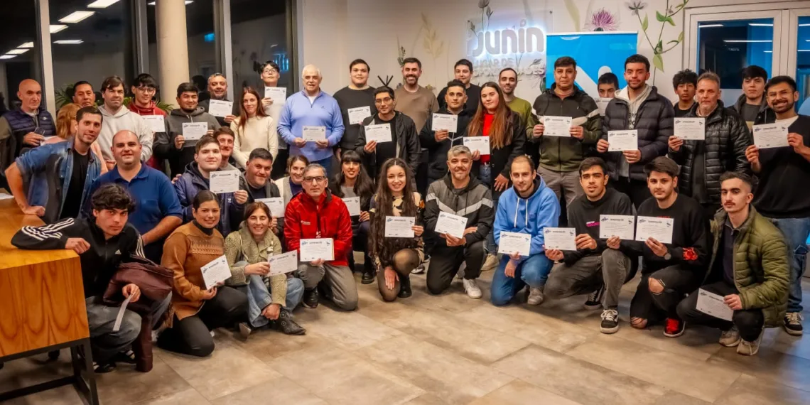 Entrega de certificados a egresados de los cursos gratuitos