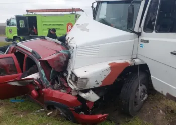 La Plata: choque frontal entre una camioneta y un camión dejó una mujer muerta