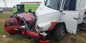 La Plata: choque frontal entre una camioneta y un camión dejó una mujer muerta