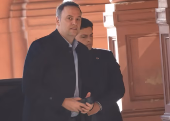 Tras renunciar a la jefatura de Gabinete, Adorni dejó el directorio de YPF