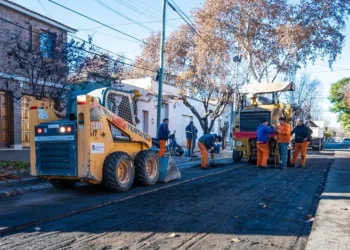 Avanza el plan de bacheo para optimizar la transitabilidad en los barrios