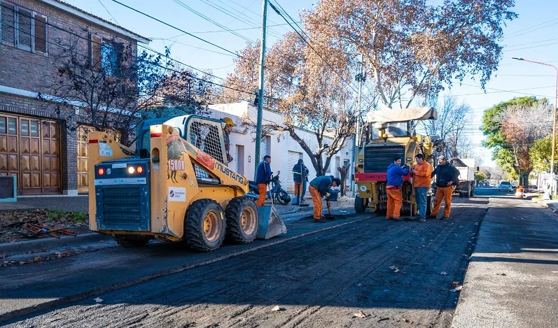 Avanza el plan de bacheo para optimizar la transitabilidad en los barrios