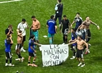 La FIFA investiga a la AFA por la bandera de Malvinas exhibida tras el triunfo ante Inglaterra