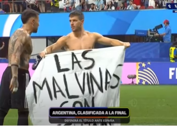 “Las Malvinas son argentinas”, la bandera que colocaron los jugadores en la cancha tras el pase a la final