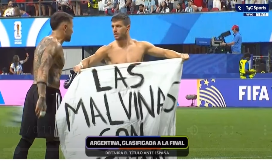 “Las Malvinas son argentinas”, la bandera que colocaron los jugadores en la cancha tras el pase a la final