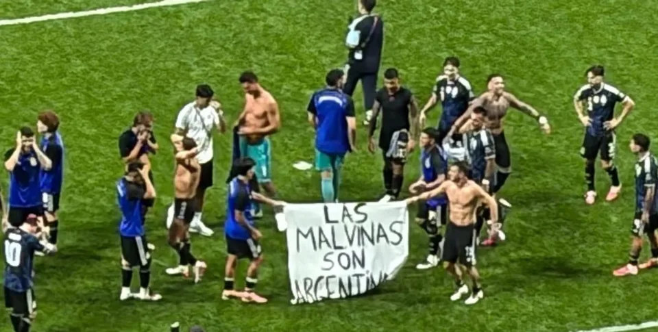 La FIFA investiga a la AFA por la bandera de Malvinas exhibida tras el triunfo ante Inglaterra
