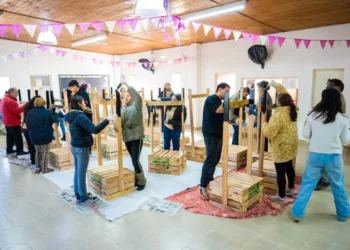 Entrega de nuevos cestos de residuos en el barrio Almirante Brown