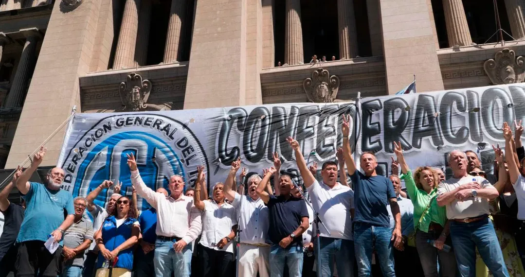 La CGT, las CTA y movimientos sociales marchan al Congreso junto a los jubilados