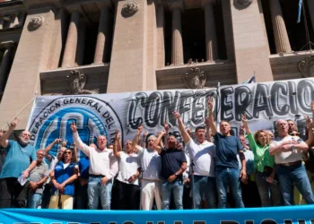 La CGT, las CTA y movimientos sociales marchan al Congreso junto a los jubilados