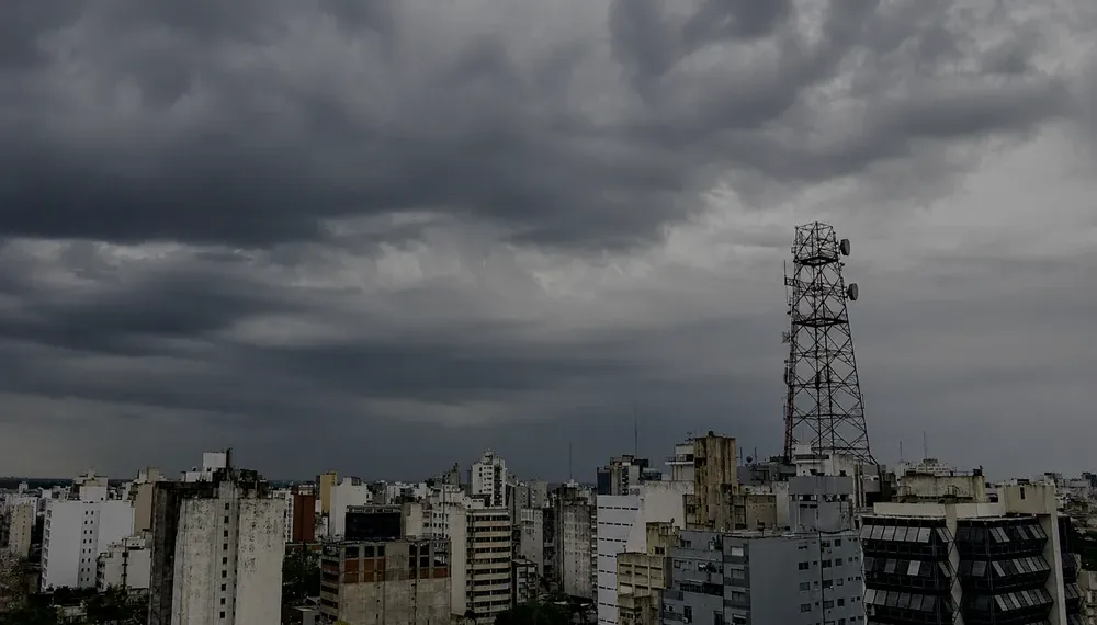 Diluvió sobre el AMBA y se mantiene la alerta por tormentas en toda la provincia