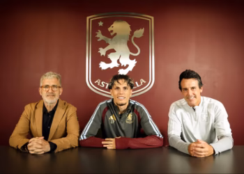 Garnacho se presentó en Aston Villa y posó con la bandera argentina