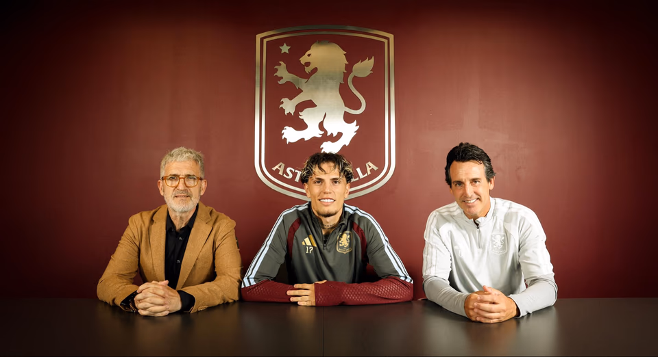 Garnacho se presentó en Aston Villa y posó con la bandera argentina