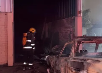 Se incendió un vehículo en el interior de un galpón