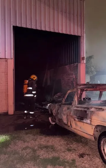Se incendió un vehículo en el interior de un galpón