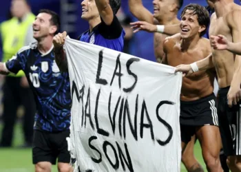 La historia de la bandera de Malvinas que terminó en manos de los jugadores argentinos