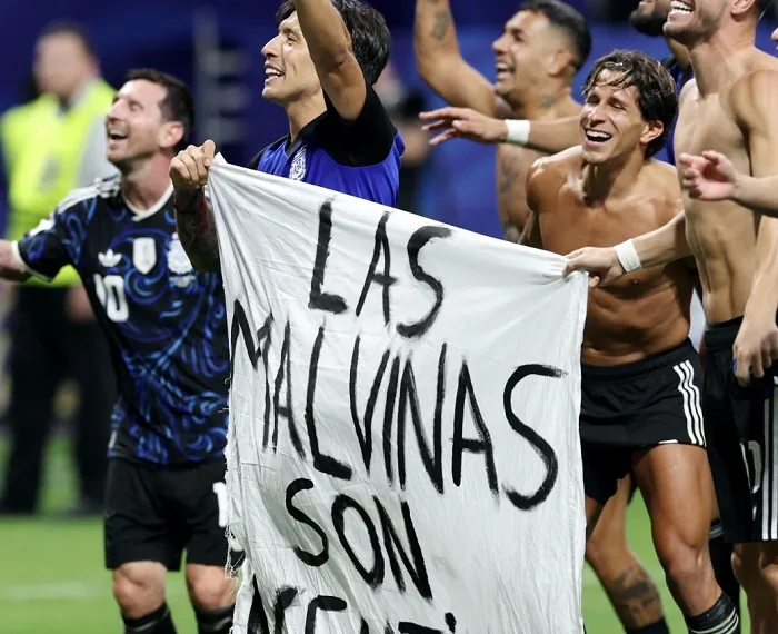 La historia de la bandera de Malvinas que terminó en manos de los jugadores argentinos