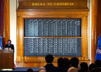 «Andate a vivir a Cuba»: Milei se cruzó con un espectador en la Bolsa y dijo que va a ser reelecto