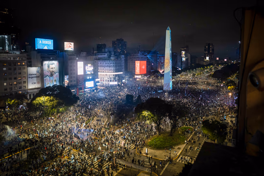 Incidentes en el Obelisco: un grupo de personas se enfrentó a la policía luego de la final del Mundial