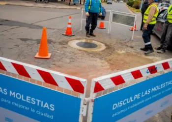 Recambio y nivelación de tapas cloacales en distintos sectores de la ciudad