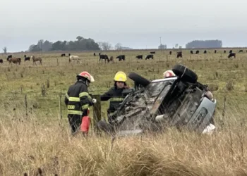 Vuelco fatal en la Ruta Provincial 74: murió una mujer y su hija de 11 años fue hospitalizada