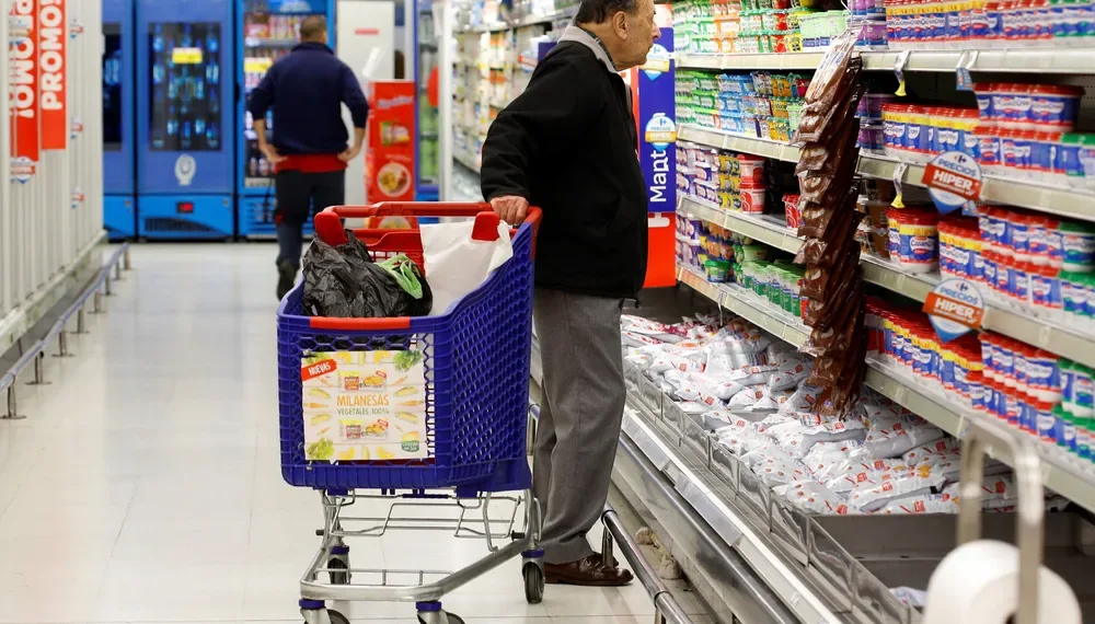 El consumo masivo acumuló una caída de 2,9% en el primer semestre del año
