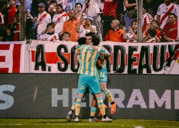 Aldosivi, con la figura del juninense Tomás Fernández -2 goles-, vapuleó a River y lo eliminó de la Copa Argentina