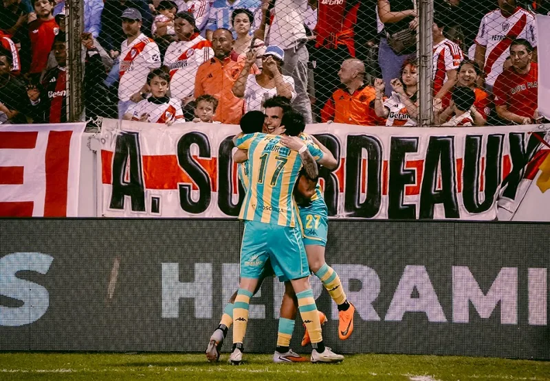 Aldosivi, con la figura del juninense Tomás Fernández -2 goles-, vapuleó a River y lo eliminó de la Copa Argentina