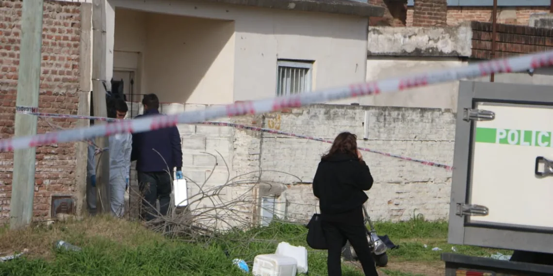 Encuentran sin vida a una mujer: investigan posible femicidio