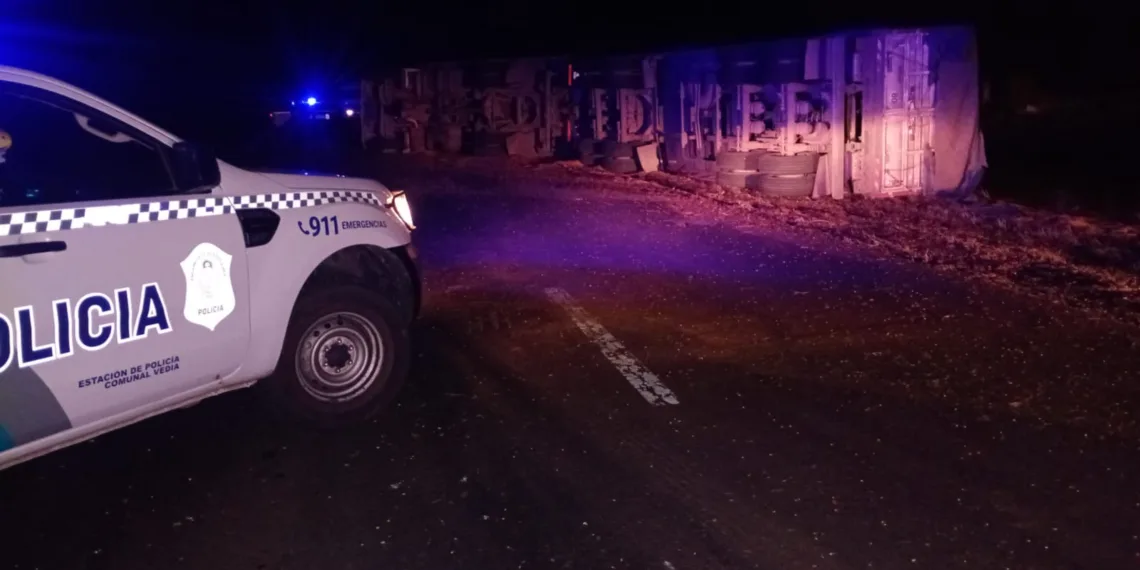 Un camión cerealero volcó en la RP 50