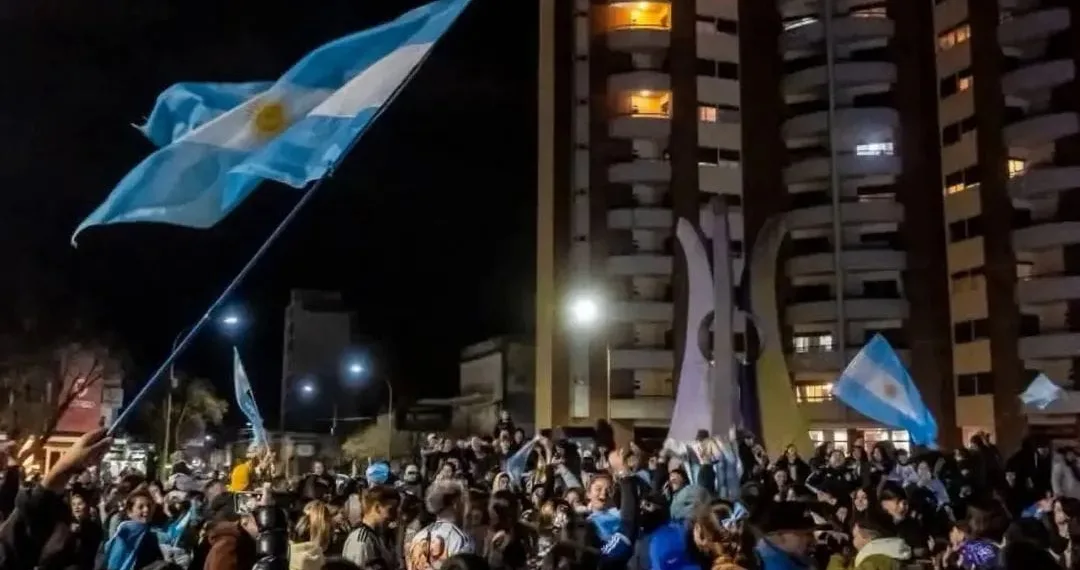 Gratitud con la Selección Argentina en un reconocimiento en la Fuente del Milenio