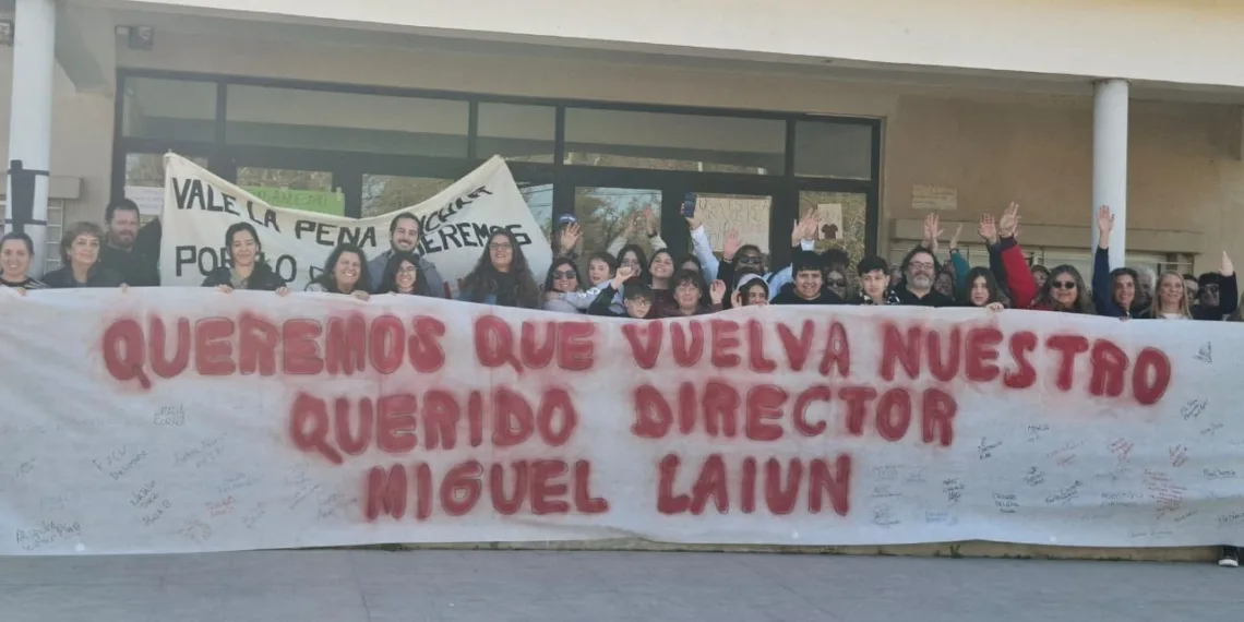 Manifestación de apoyo al Director de La Escuela Técnica 2