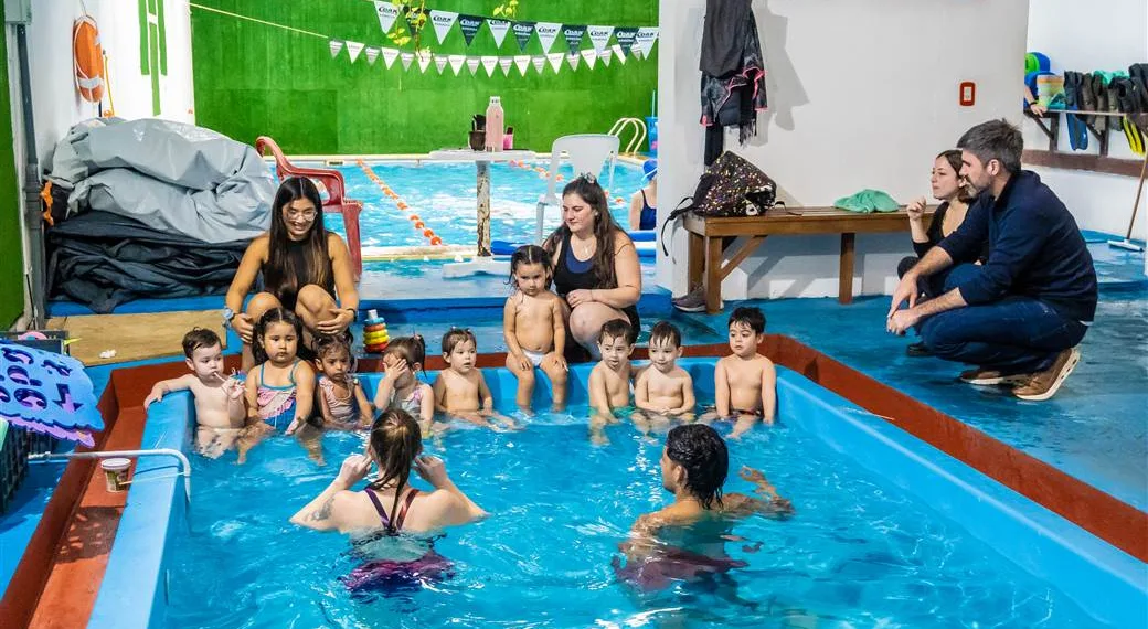 Alumnos de sala de 2 ya disfrutan de clases de natación