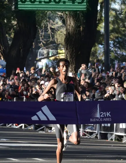 Yomif Kejelcha hizo historia en Buenos Aires: nuevo récord mundial en la media maratón