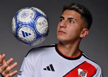 Thiago Almada ya está en la Argentina para sumarse a River