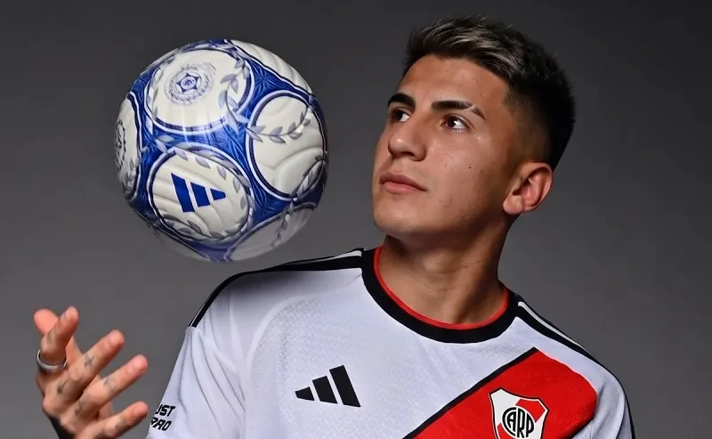 Thiago Almada ya está en la Argentina para sumarse a River