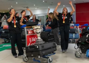 Las Leonas llegaron al país con la Copa del Mundo ganada en Países Bajos