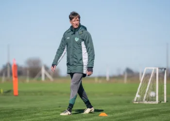 Sarmiento recibe a Estudiantes con la misión de extender su gran momento