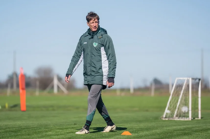 Sarmiento recibe a Estudiantes con la misión de extender su gran momento
