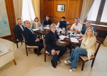 La mesa política, con la presencia de Sturzenegger, buscó reordenar la agenda legislativa