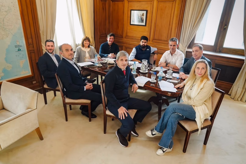 La mesa política, con la presencia de Sturzenegger, buscó reordenar la agenda legislativa