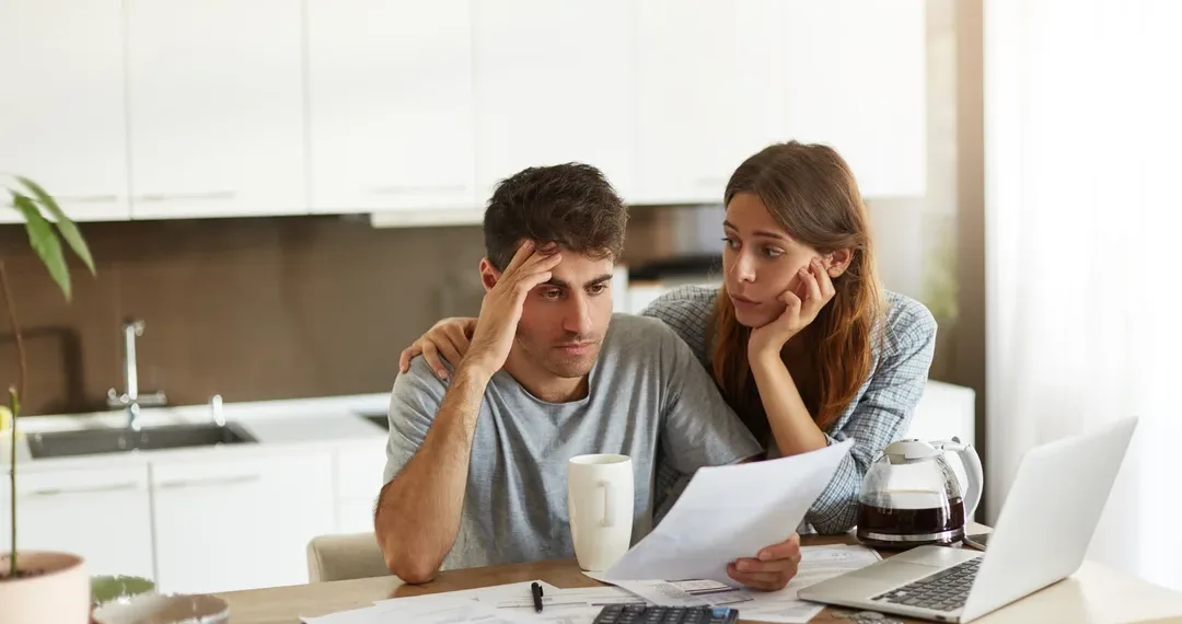 Ahorros o deudas: advierten que el 47,7% de los hogares argentinos no llega a fin de mes