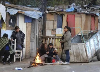 La pobreza frenó su baja al crecer levemente en el inicio del 2026