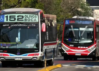 El uso del transporte público de colectivos en el AMBA cayó casi un 20% en un año