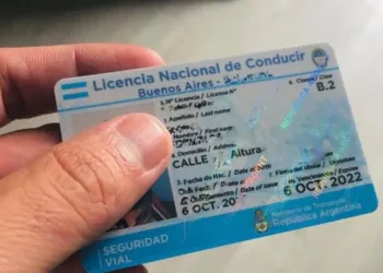 Hacía acrobacia con la moto en plena calle y la subía a las redes: le suspendieron la licencia hasta 2099