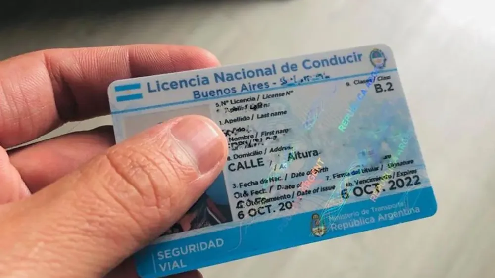 Hacía acrobacia con la moto en plena calle y la subía a las redes: le suspendieron la licencia hasta 2099