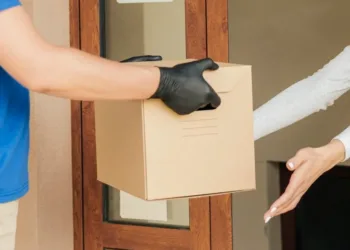 Las compras al exterior por courier cayeron en julio a nivel mensual, pero subieron 15,5% interanual