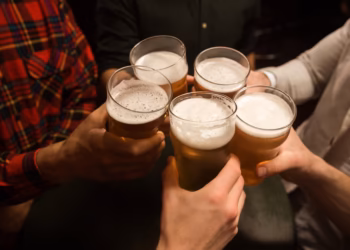 Día Internacional de la Cerveza: los 3 datos claves para servirla