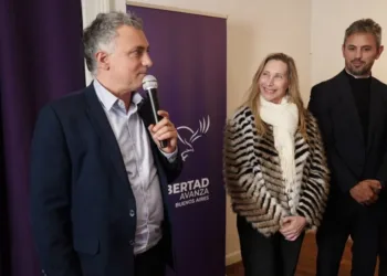 Del ambiguo juego libertario a la precaria paz peronista: impactos bonaerenses de las definiciones nacionales